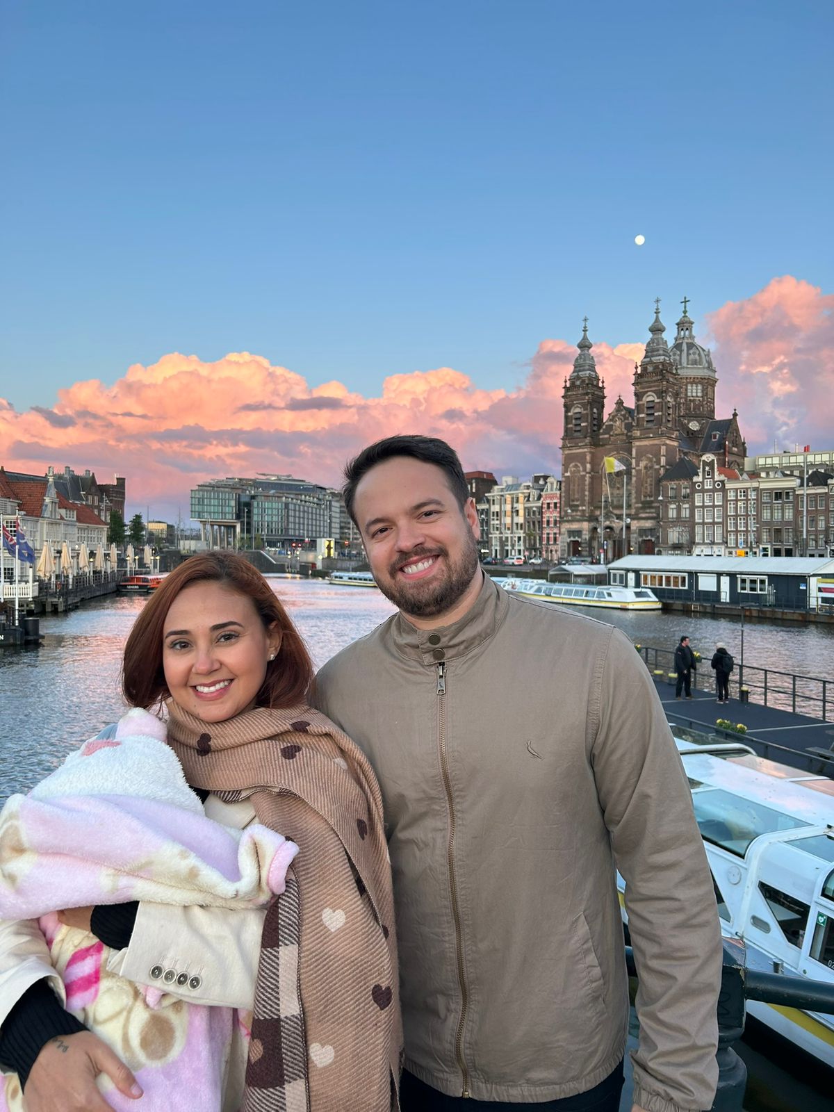 Bruno e Aryadne em Amsterdam ao pôr do sol