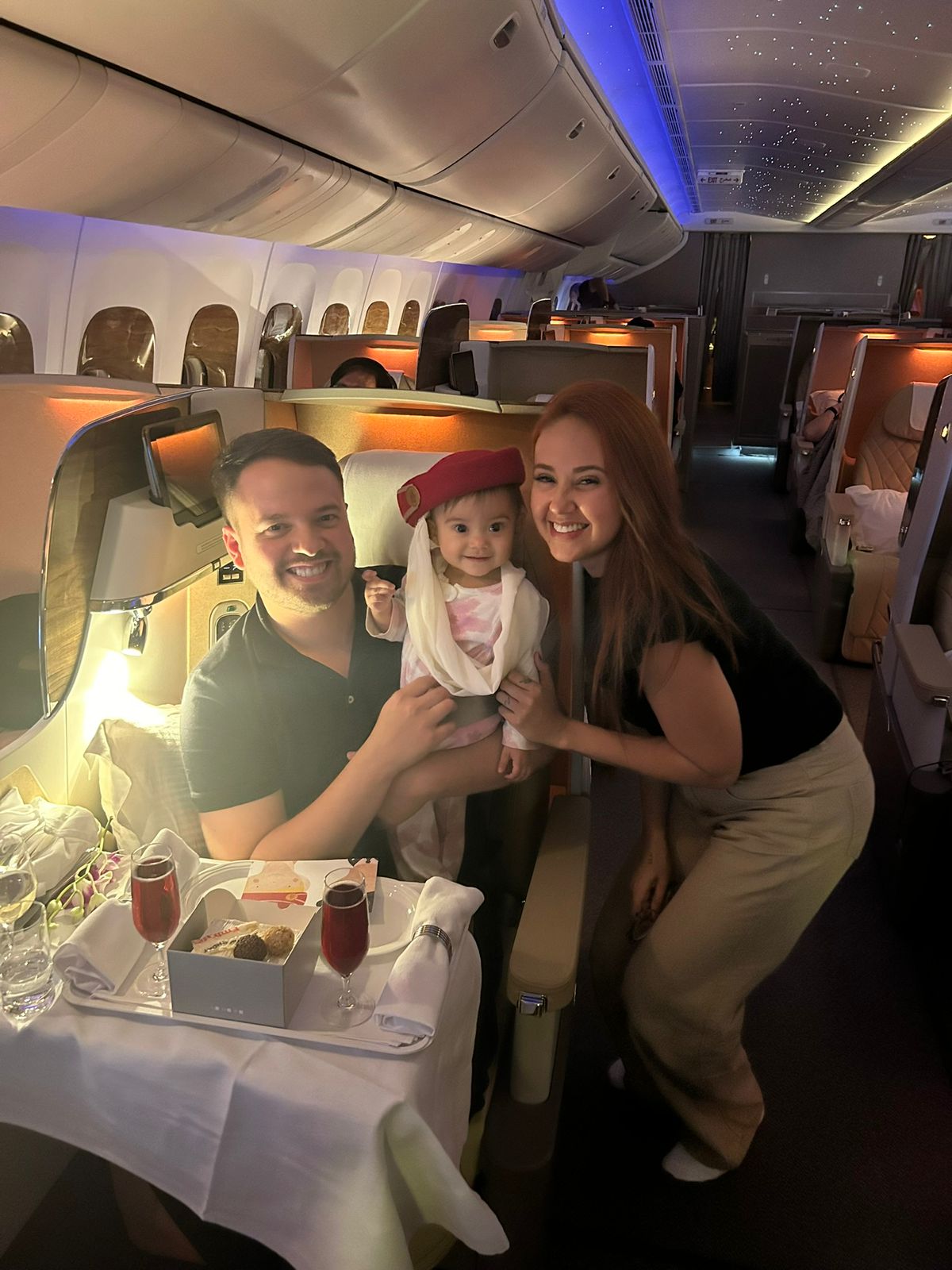 Jantar a bordo na classe executiva Emirates, em família