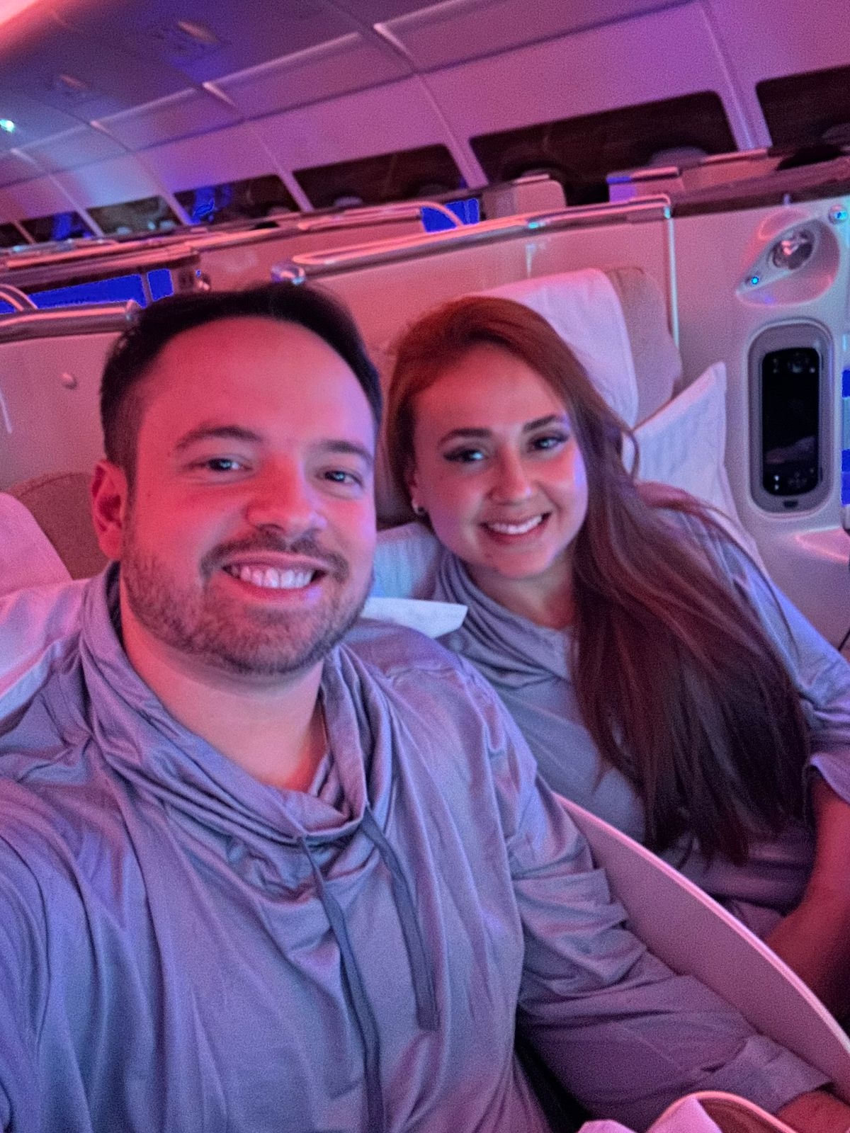 Casal na classe executiva em voo noturno