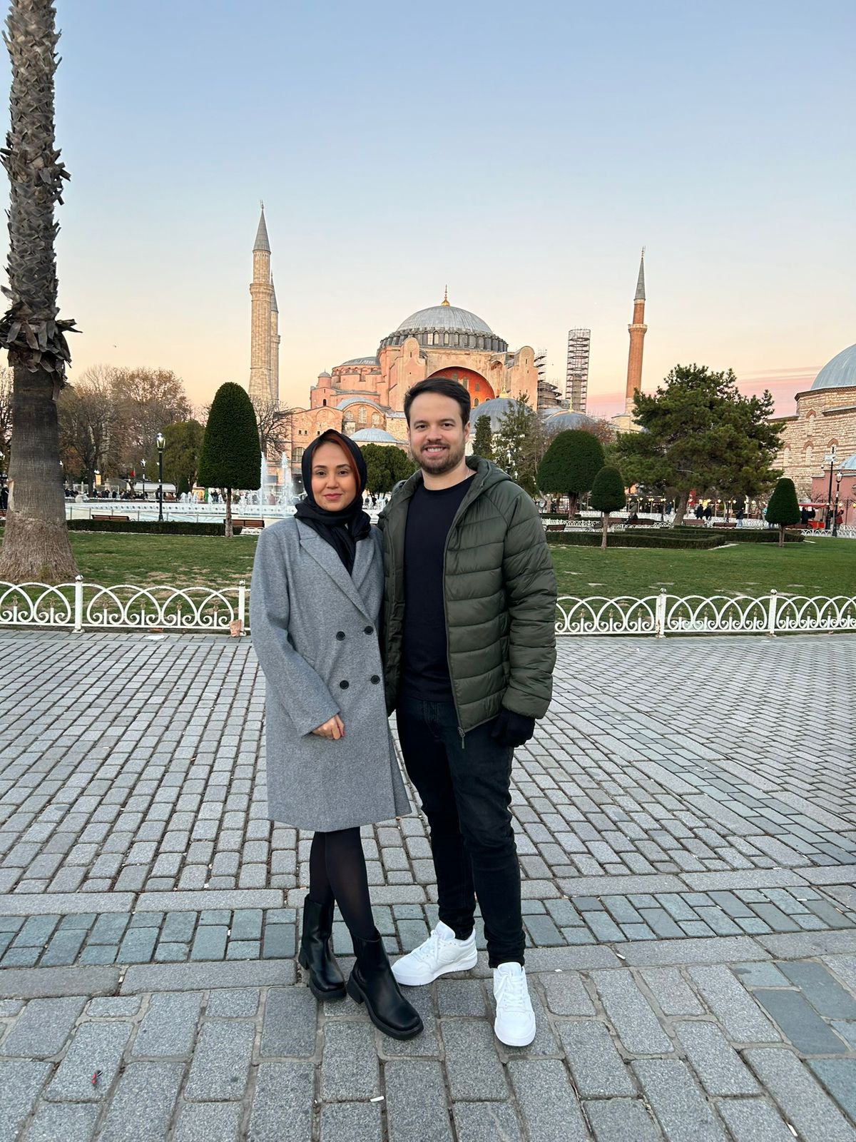 Bruno e Aryadne diante da Hagia Sophia em Istambul